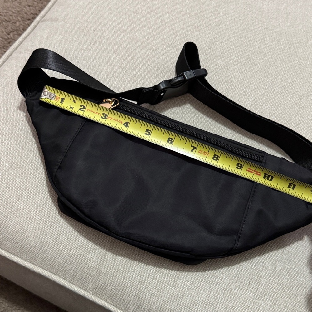 Like New Belt Bag-Unbranded-Black-4 Zipper Compartments-Gold Toned Zippers-Nylon - Picture 13 of 15